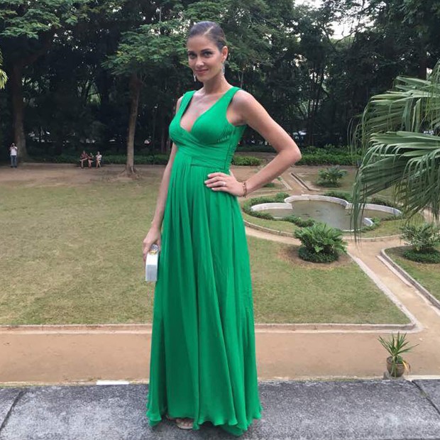 A modelo brasileira revelou a gestação em suas redes sociais (Foto: Reprodução)